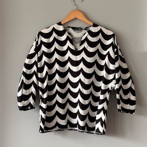 Uniqlo marimeko Black and White size M. Only worn once, like new
